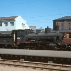 21c no.372 passes Oslo being hauled with other locomotives for scrapping at Lillestrom in 1969. (Akershusbasen)
