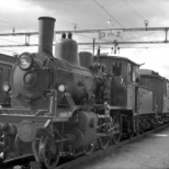 21c No. 376 on a passenger working train from Kragerø at Neslandsvatn station. (Norsk Jernbanemuseum)